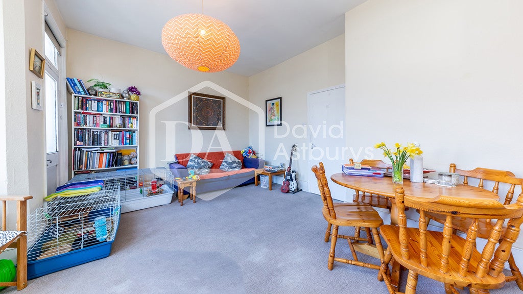 Flat Rathcoole Gardens in Greater London