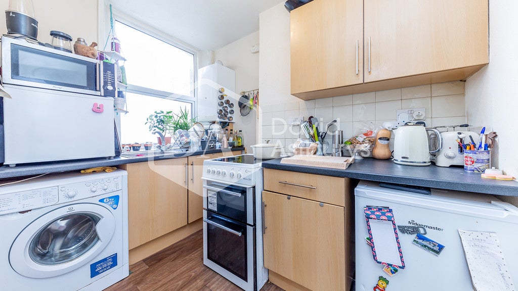 Flat Rathcoole Gardens in Greater London