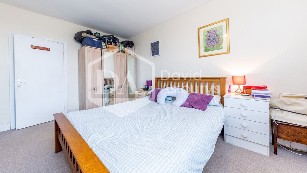 Flat Rathcoole Gardens in Greater London