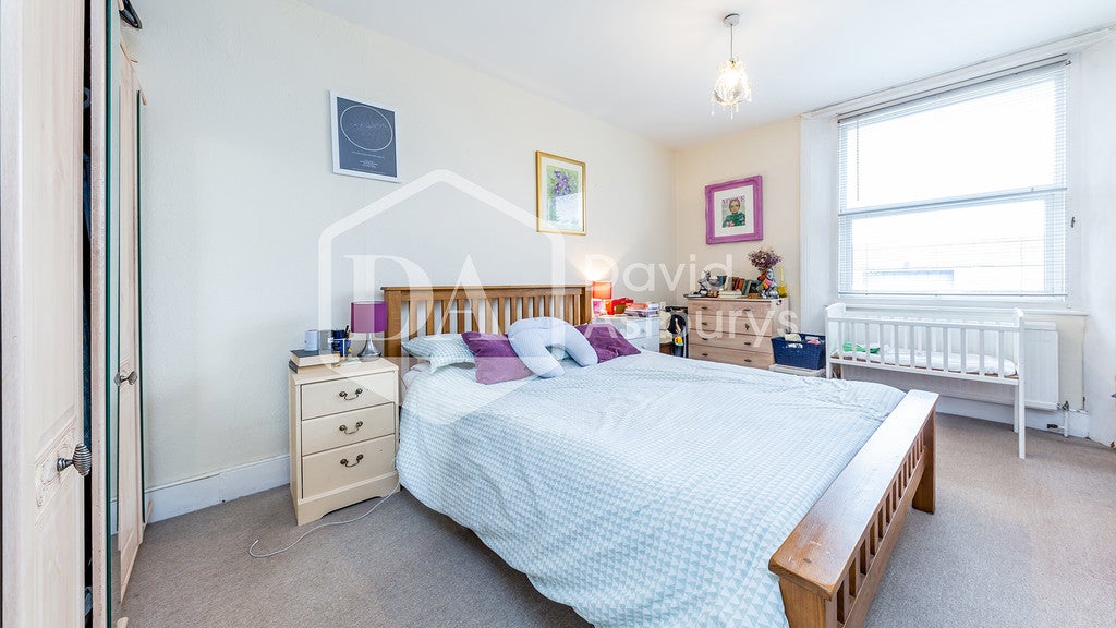 Flat Rathcoole Gardens in Greater London