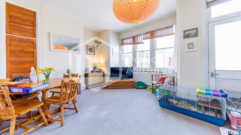 Flat Rathcoole Gardens in Greater London