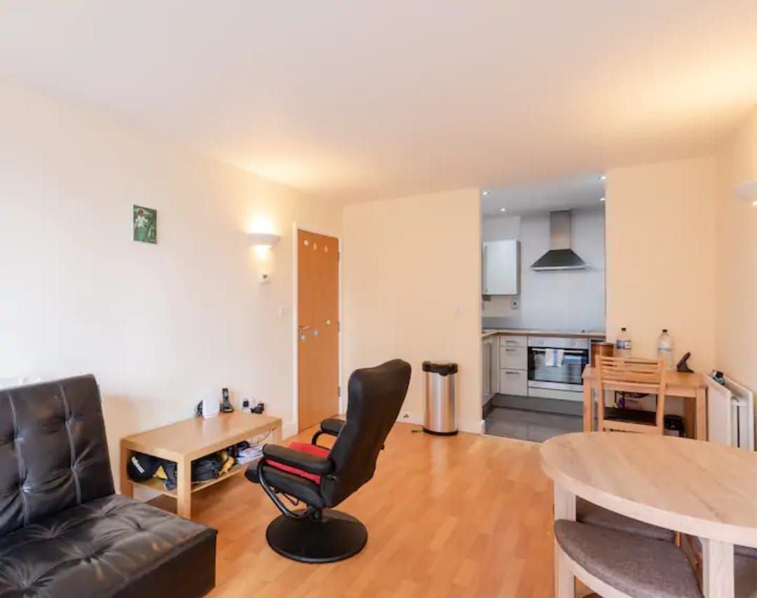 Flat Newport Avenue in Greater London