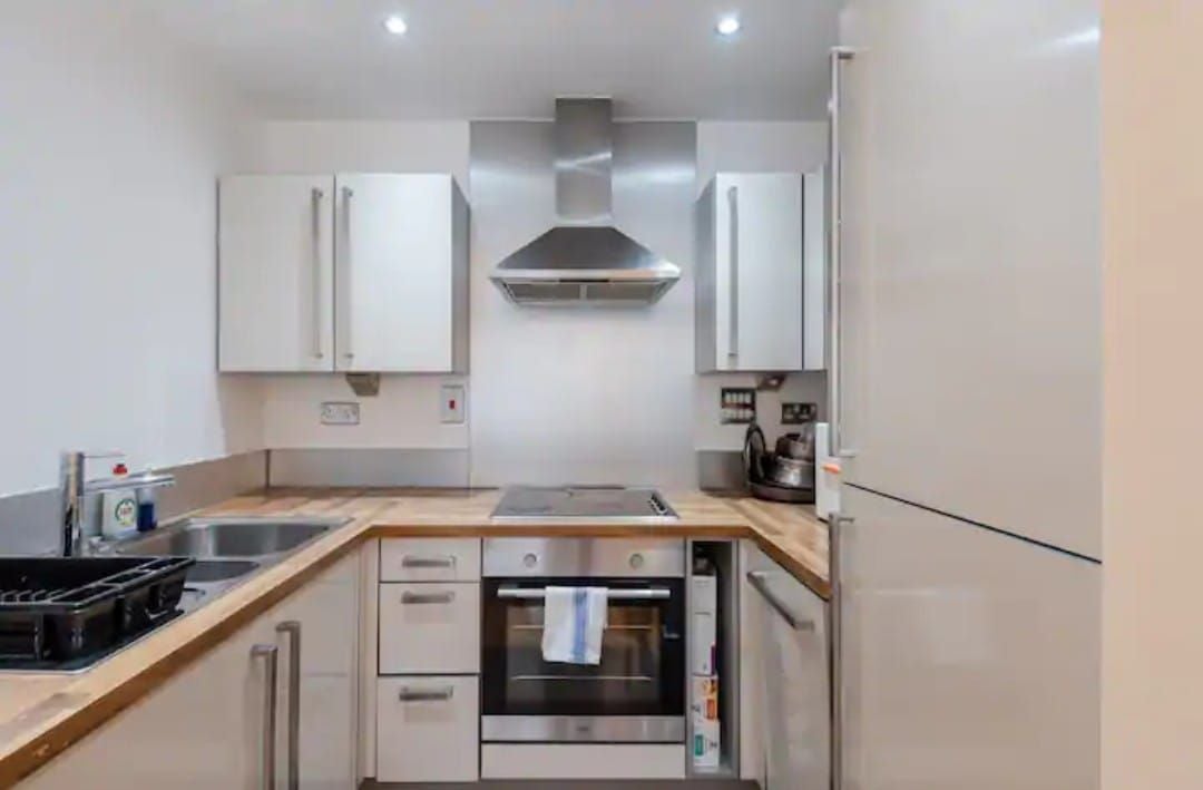 Flat Newport Avenue in Greater London