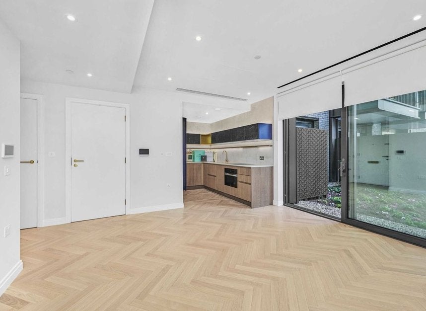 Flat Michael Road in Greater London