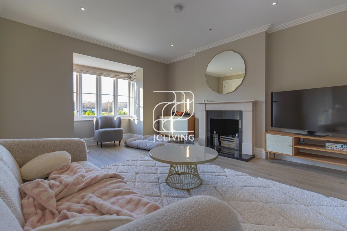 House Lushington Drive in Greater London