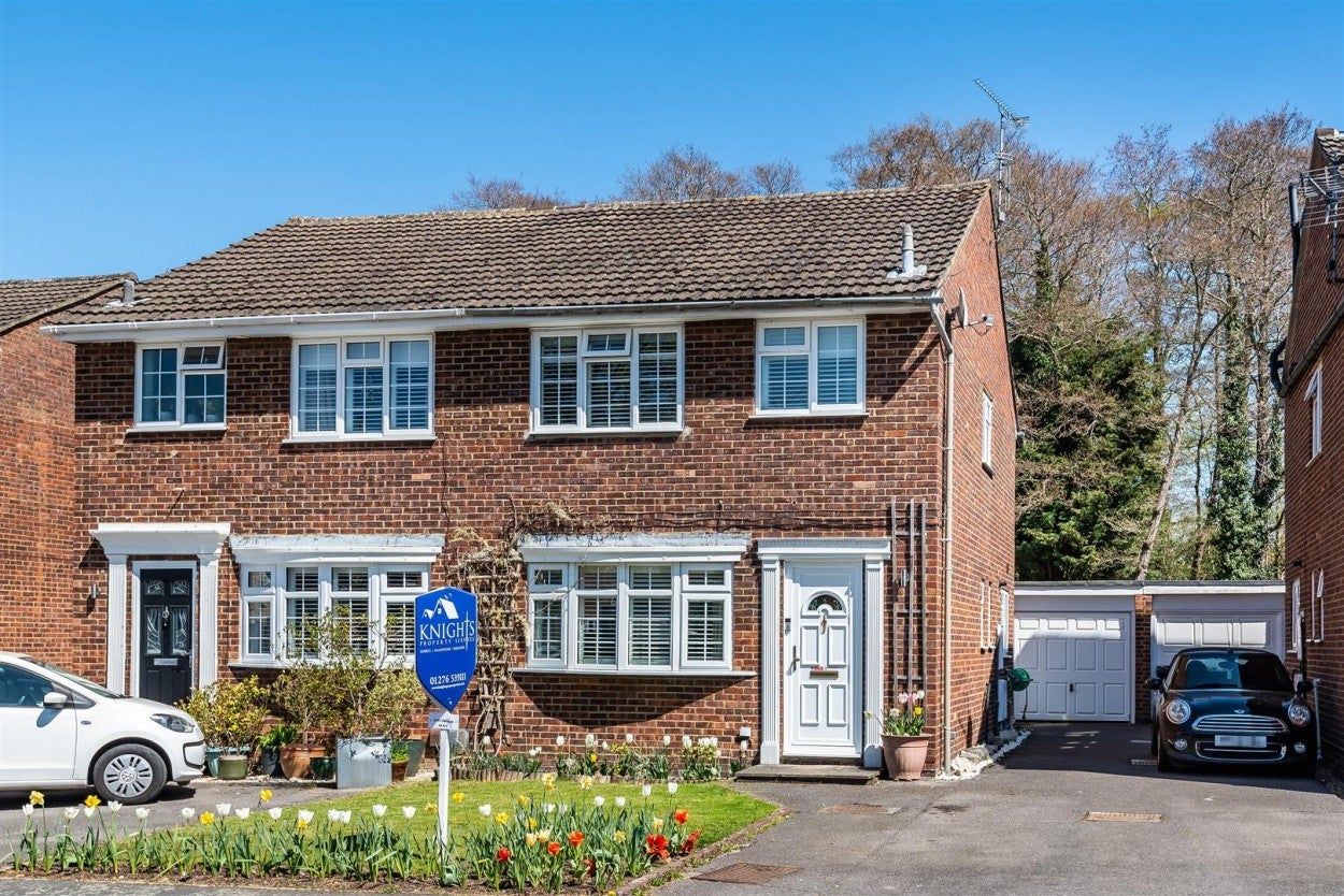 House Gresham Way in Surrey Heath