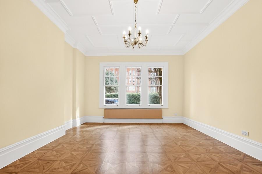 Flat Oakwood Court in Greater London