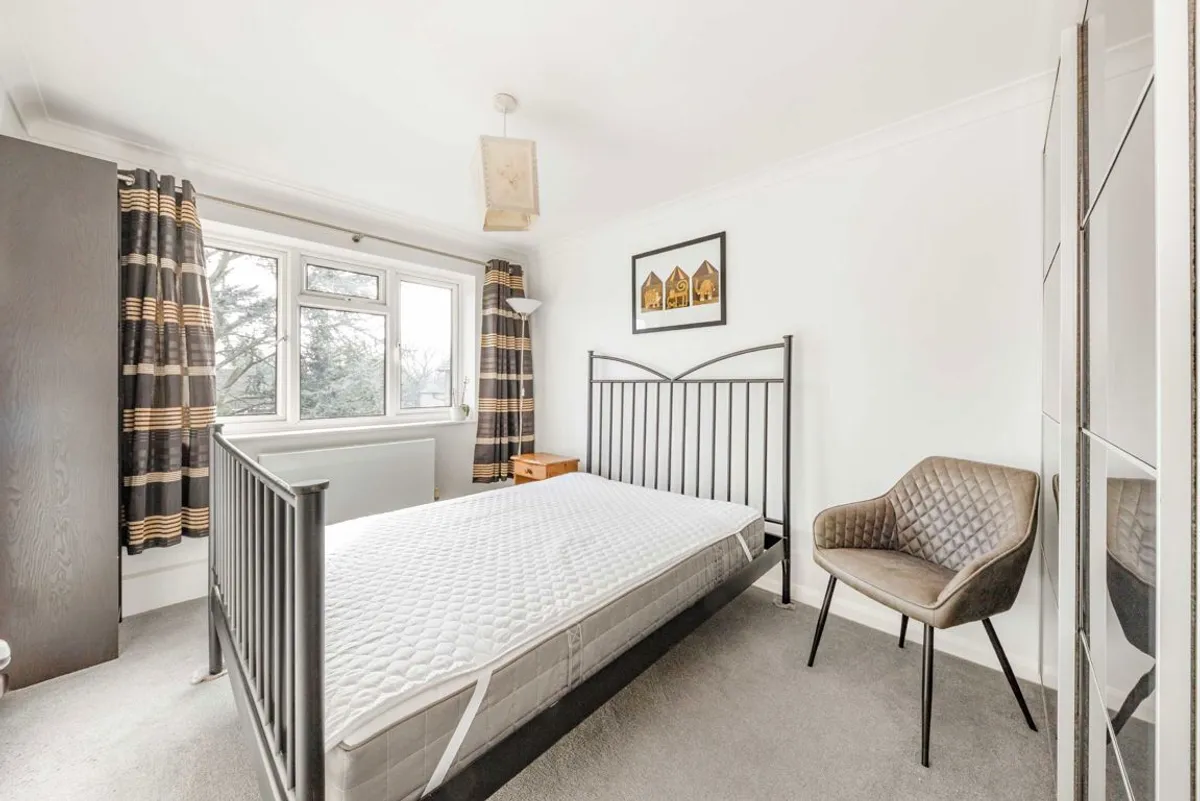 Flat Manor Court Road in Greater London