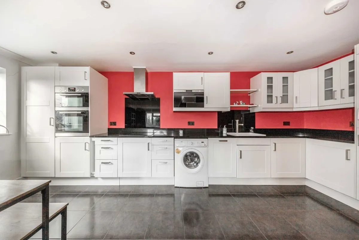 Flat Manor Court Road in Greater London
