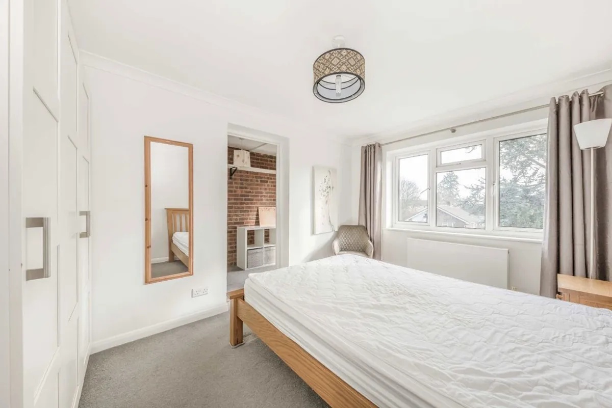 Flat Manor Court Road in Greater London