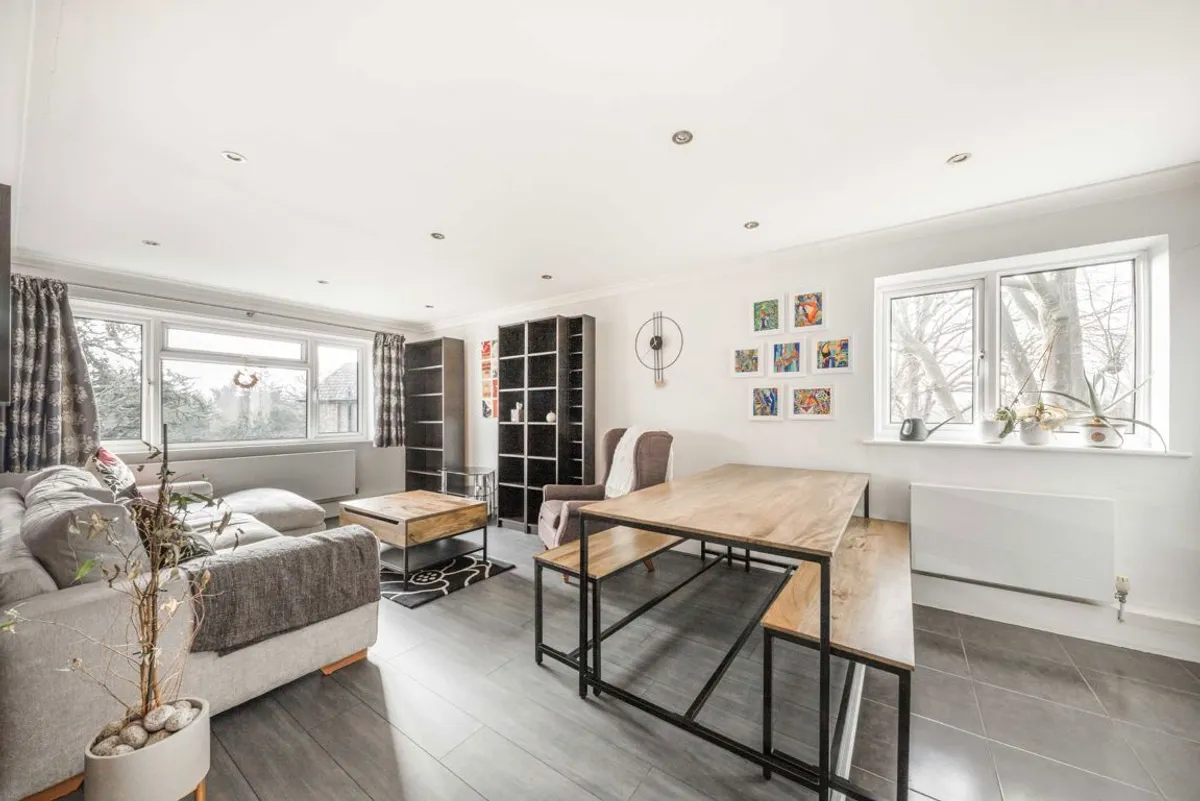 Flat Manor Court Road in Greater London