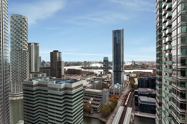 Flat Pan Peninsula Square in Greater London