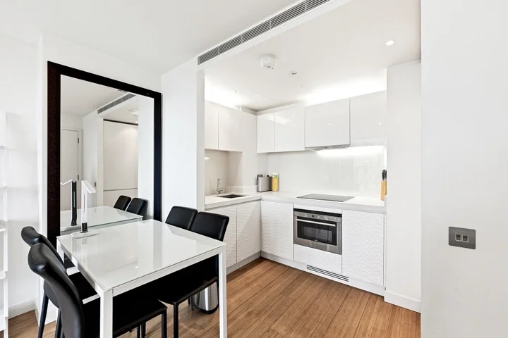 Flat Pan Peninsula Square in Greater London