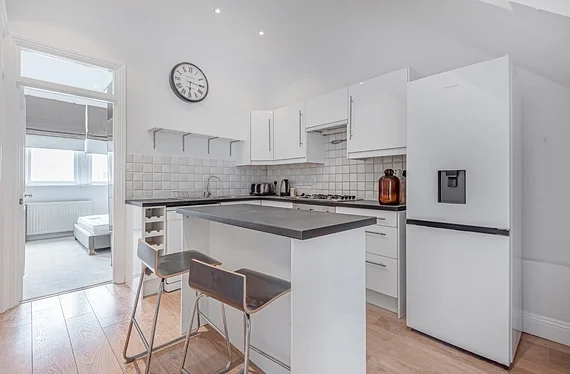 Flat Putney Bridge Road in Greater London