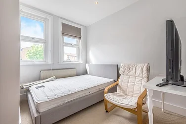 Flat Putney Bridge Road in Greater London