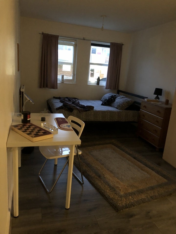 Room Chesnut Road in Greater London