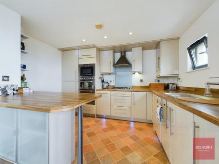 Flat St Margarets Court in Swansea