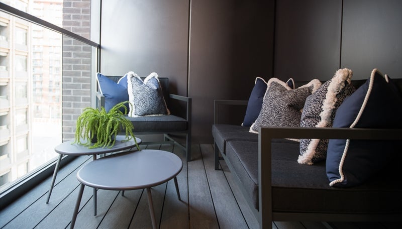 Flat Ponton Road in Greater London