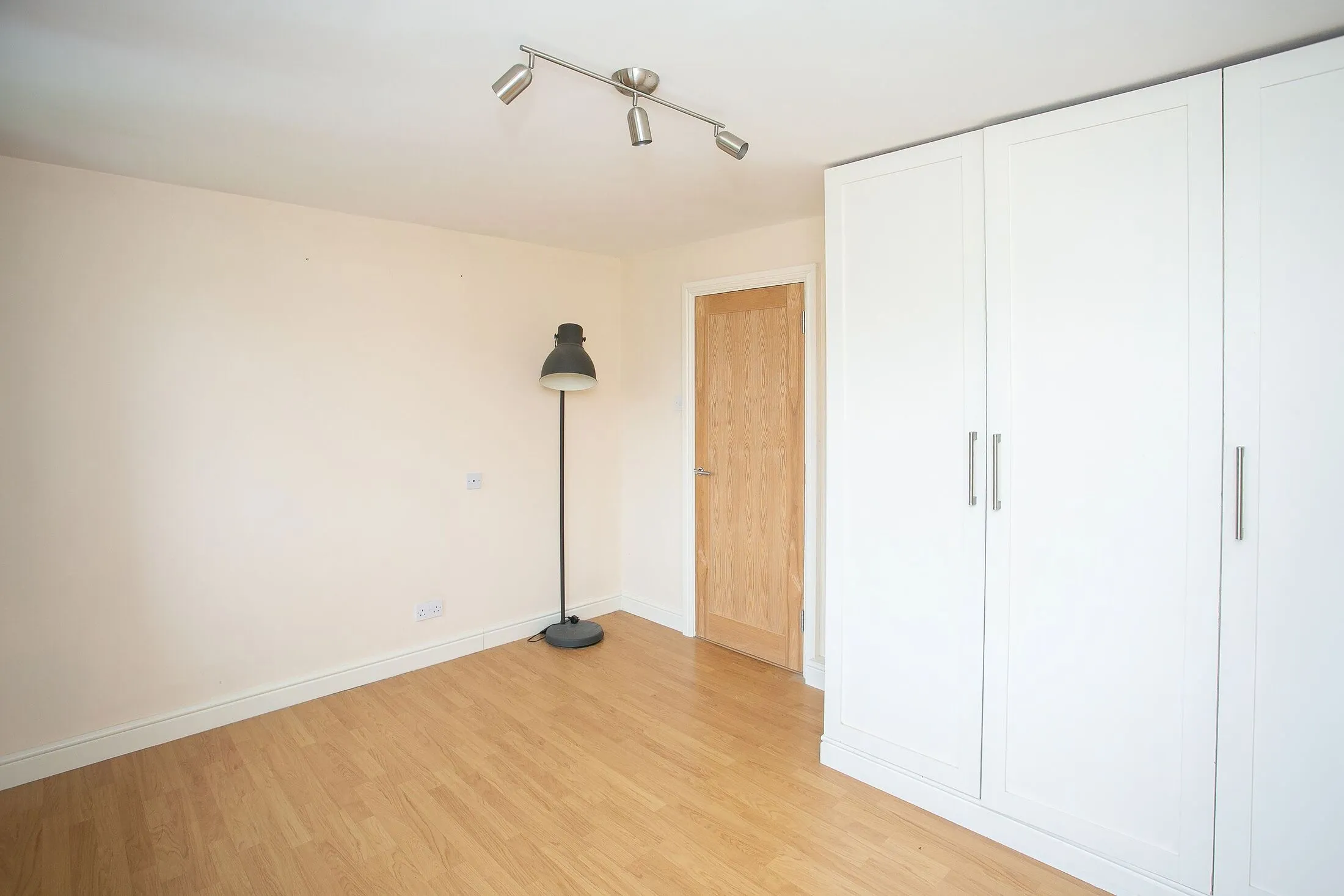Flat Courtlands Close in Watford