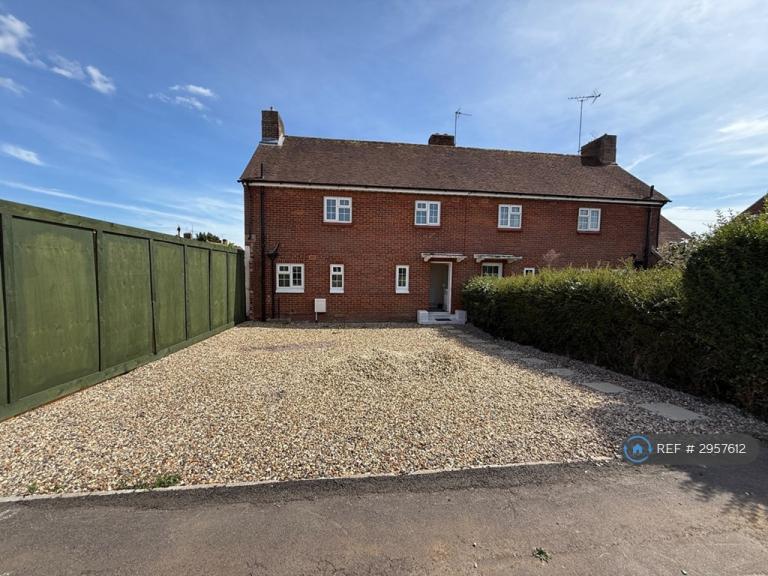 House Ilbury Close in Shinfield