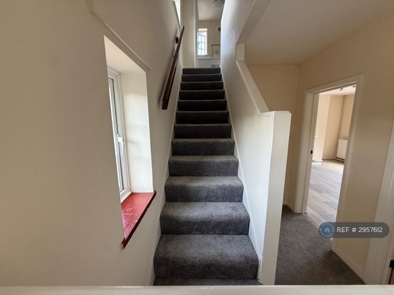 House Ilbury Close in Shinfield