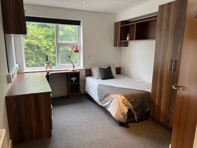 Room Plymbridge Lane in Plymouth