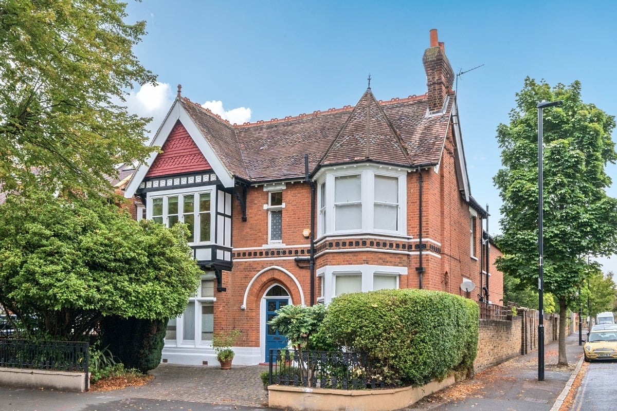 House Longfield Road in Greater London