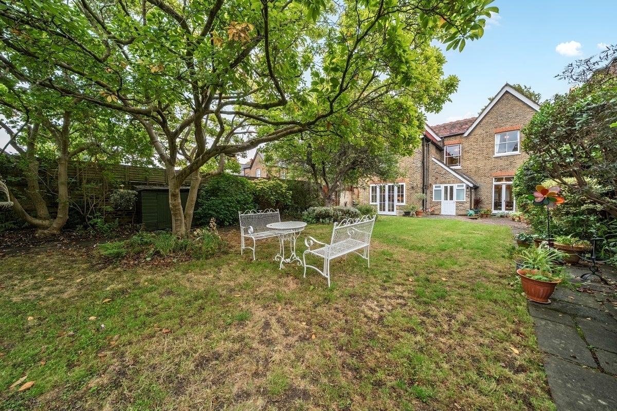 House Longfield Road in Greater London