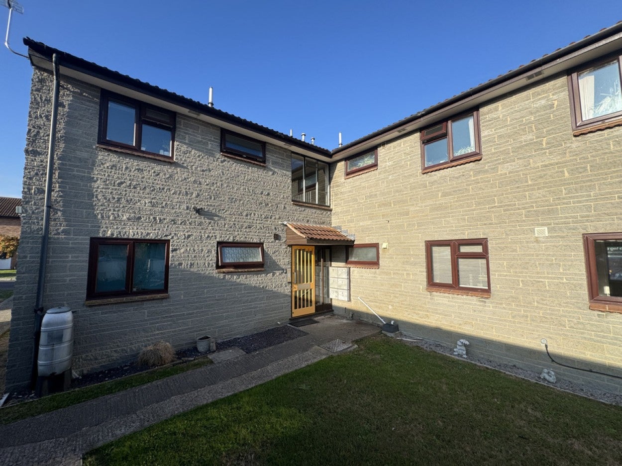 Flat Durston Close in Street