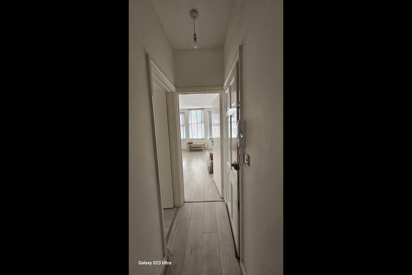 Flat Dingwall Road in Greater London