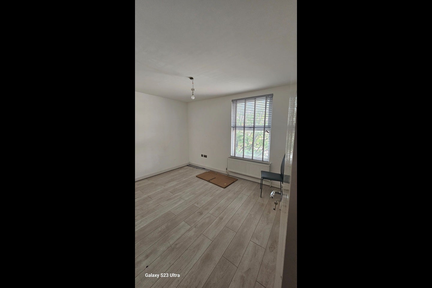 Flat Dingwall Road in Greater London