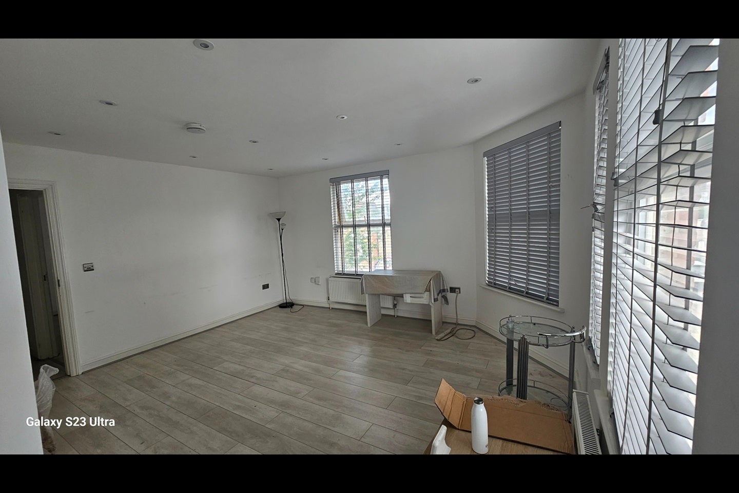 Flat Dingwall Road in Greater London