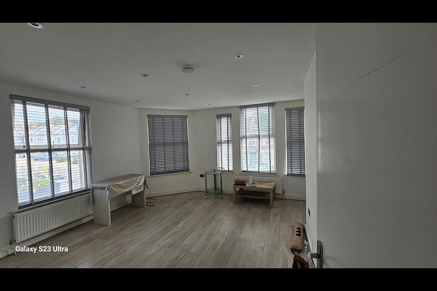 Flat Dingwall Road in Greater London
