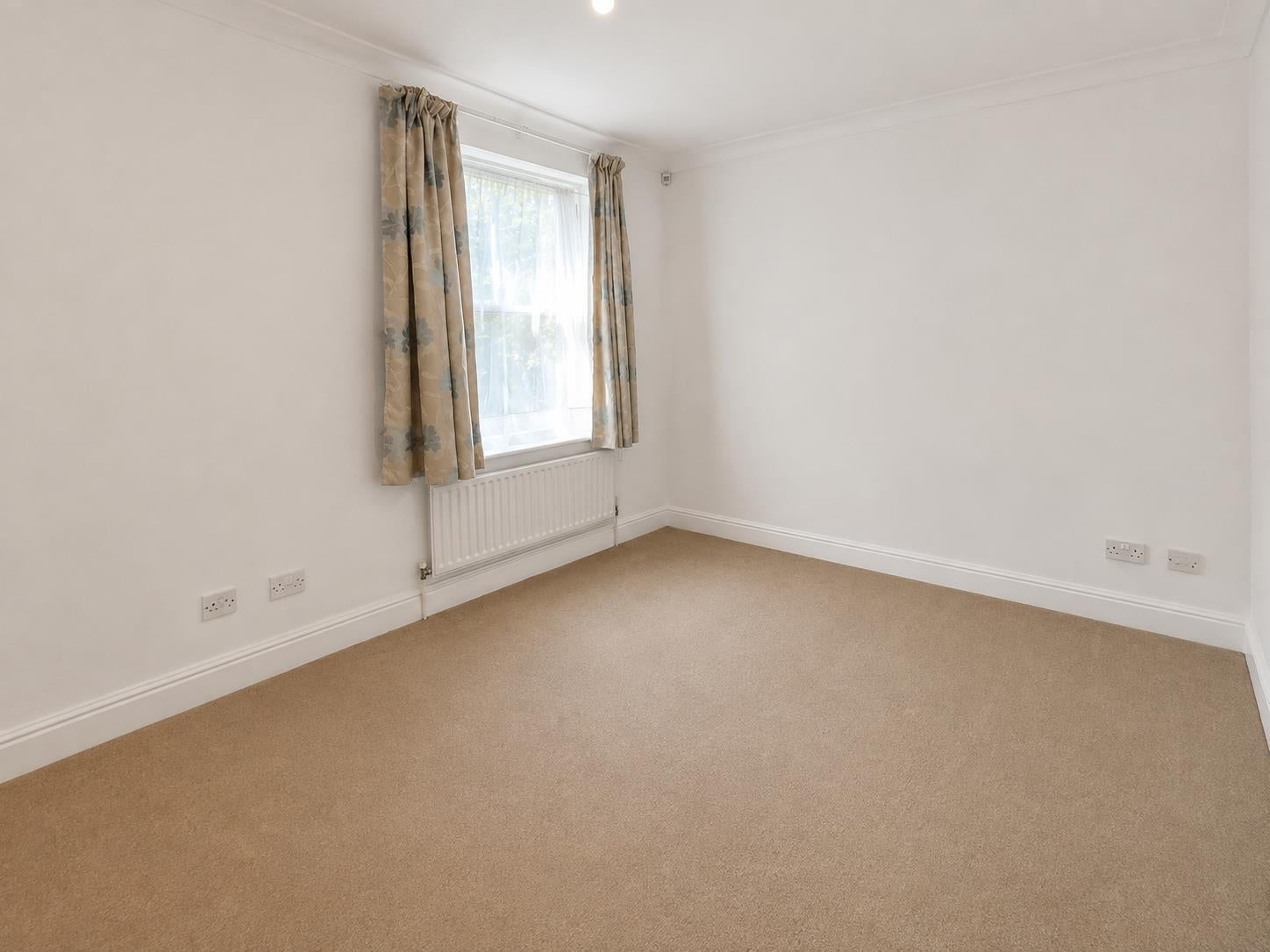 Flat Woodside Avenue in Greater London