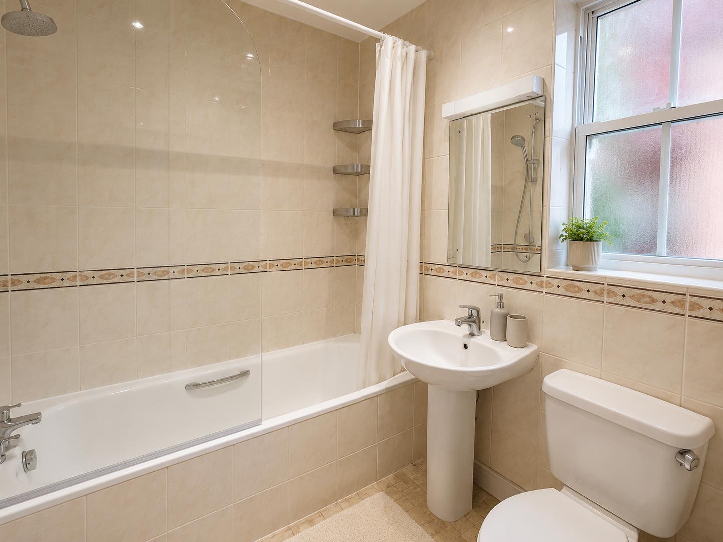 Flat Woodside Avenue in Greater London