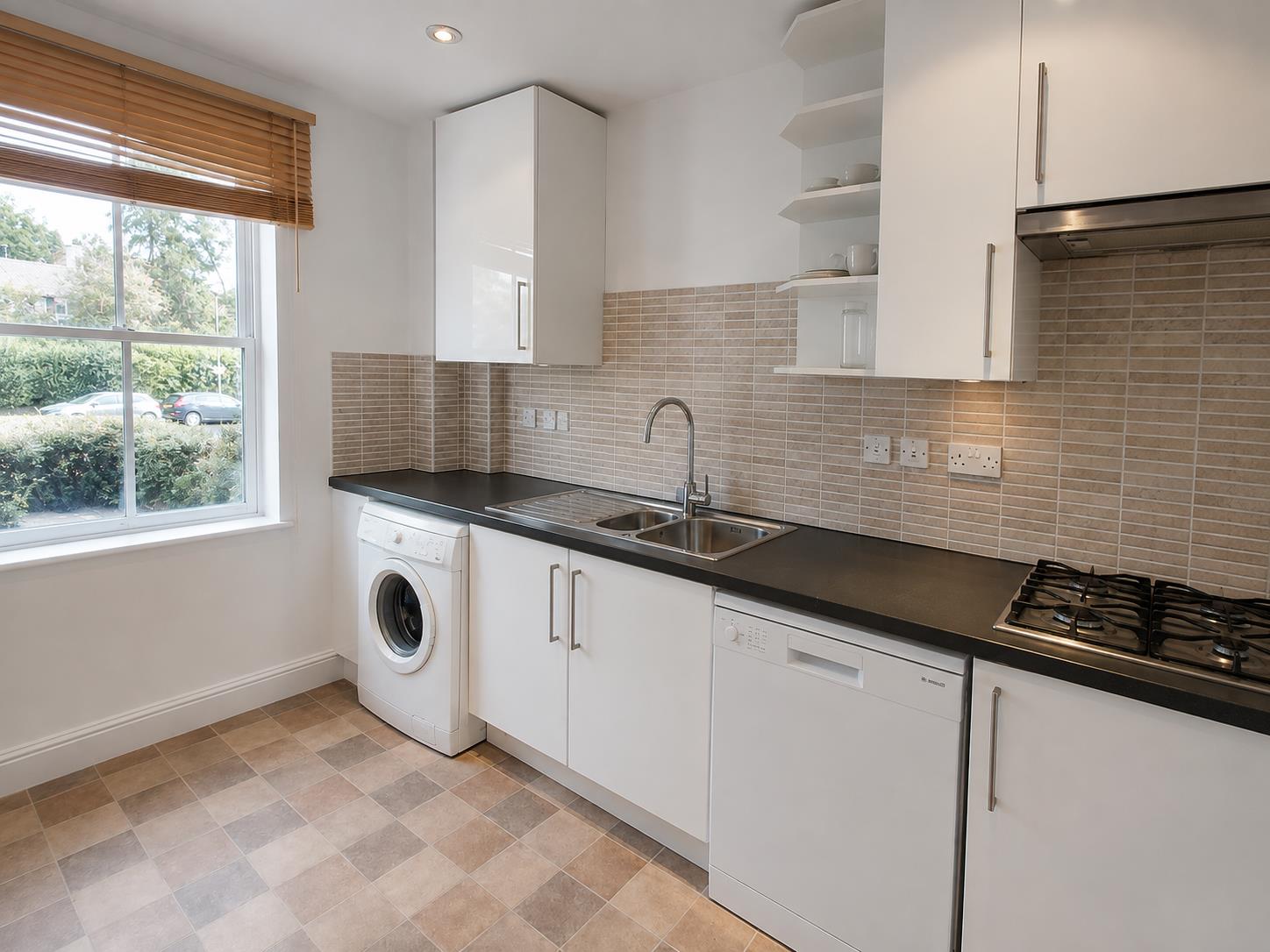 Flat Woodside Avenue in Greater London