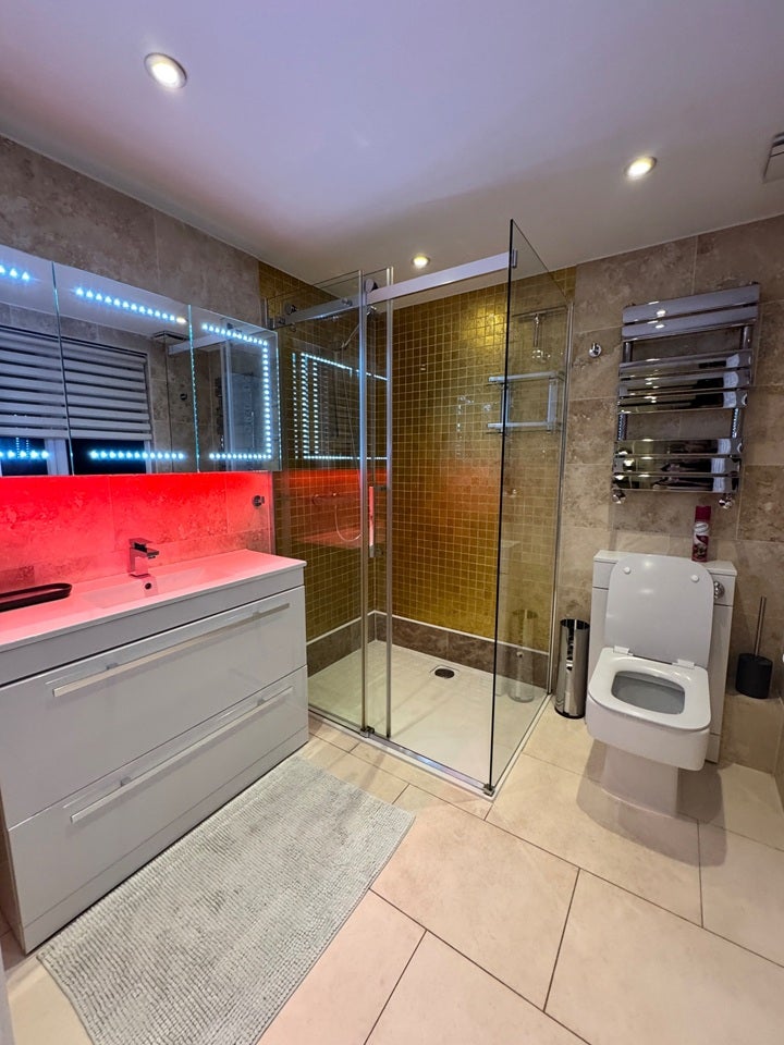 Room Springvale Avenue in Greater London