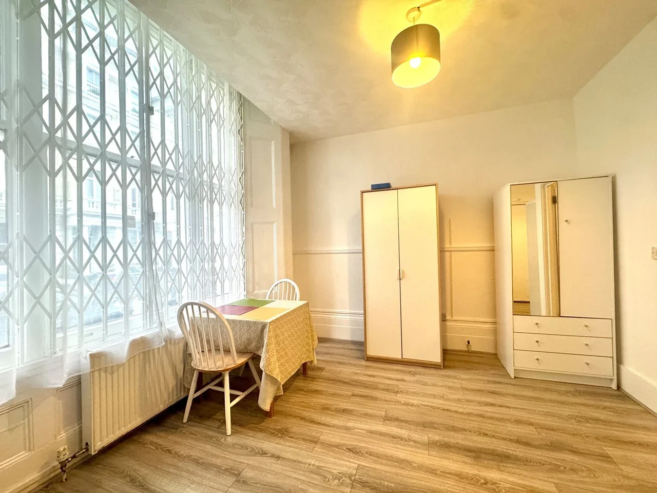 Flat Clanricarde Gardens in Greater London
