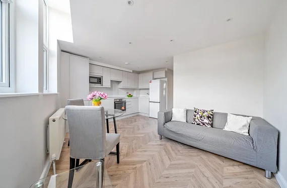 Flat Garratt Lane in Greater London