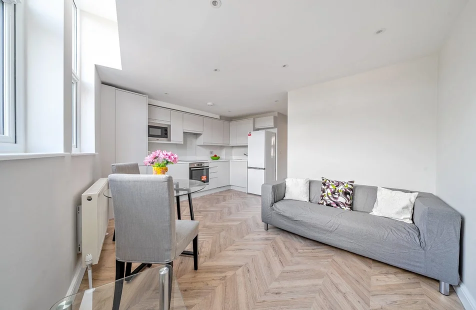 Flat Garratt Lane in Greater London