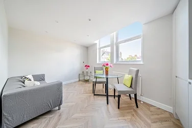Flat Garratt Lane in Greater London
