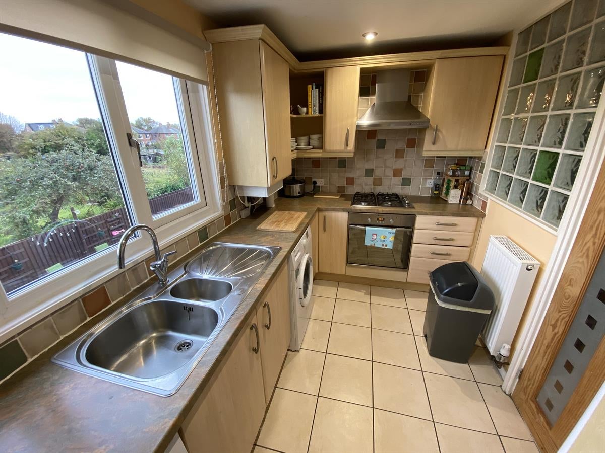 Flat De Villiers Avenue in Crosby