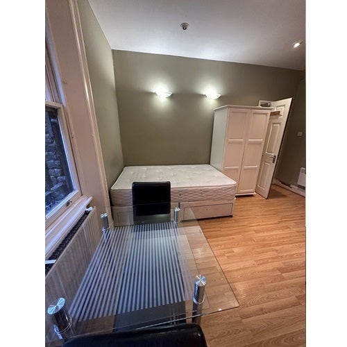 Room Holland Road in Greater London