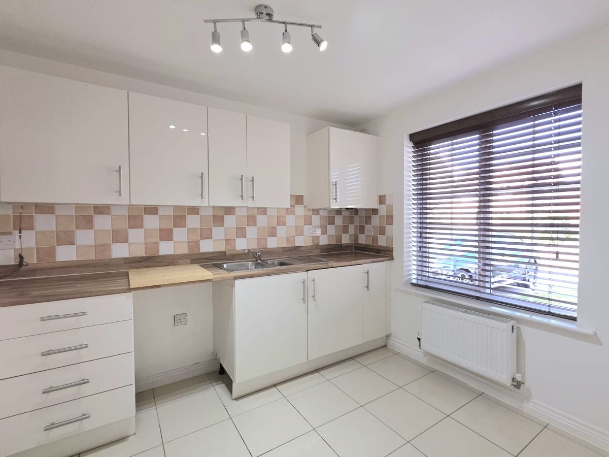 House Lowick Close in Burton Latimer