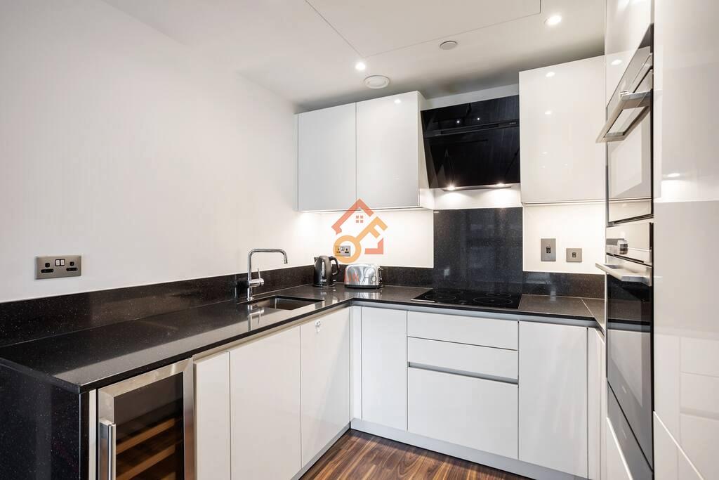 Flat New Drum Street in Greater London