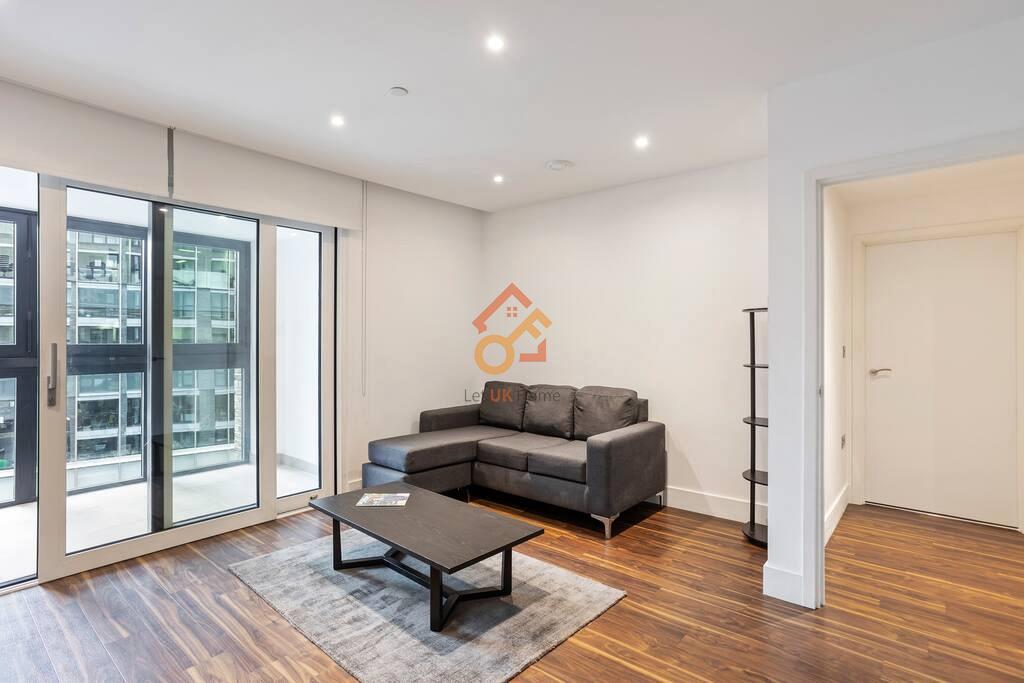 Flat New Drum Street in Greater London