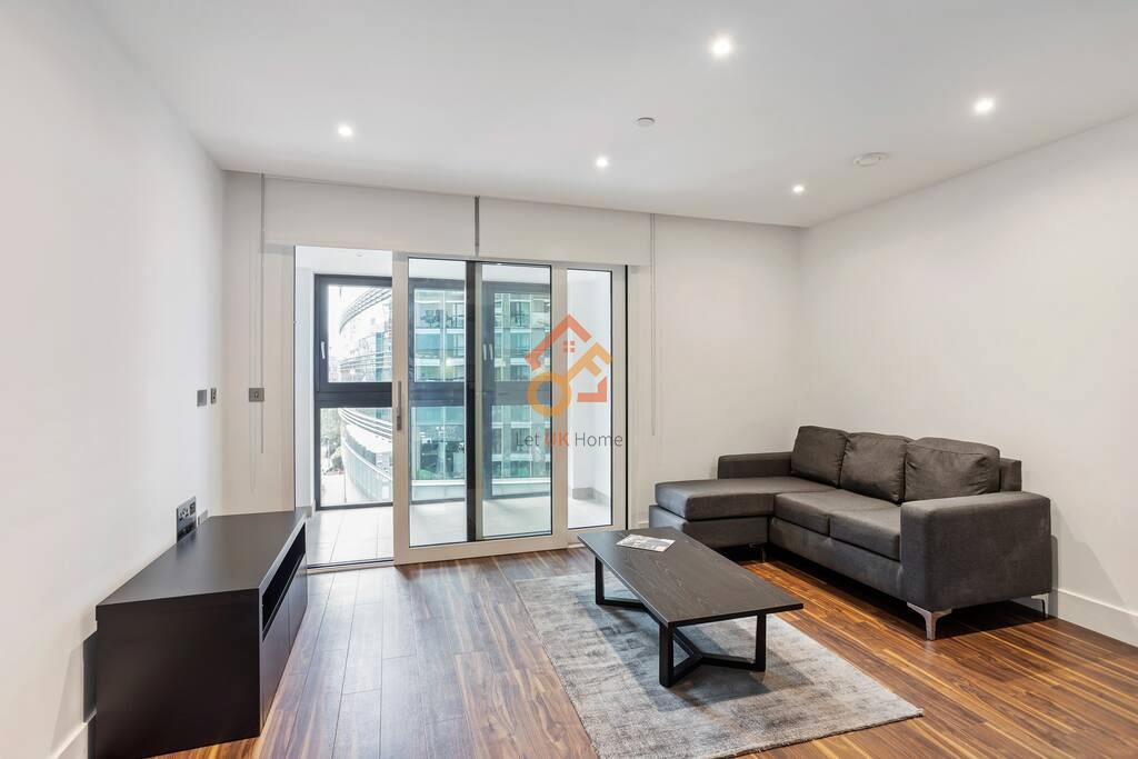 Flat New Drum Street in Greater London