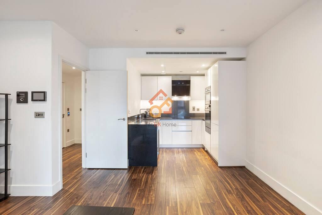 Flat New Drum Street in Greater London