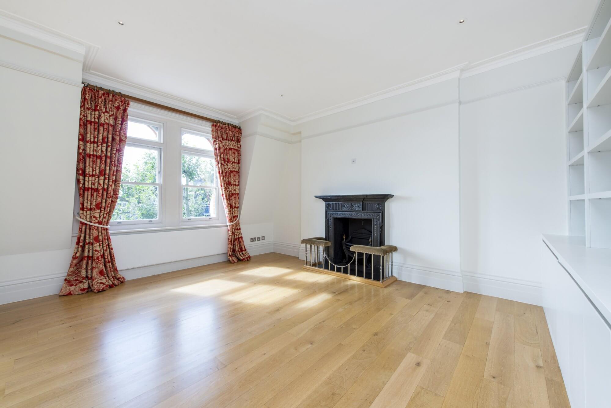 Flat Holland Park Gardens in Greater London