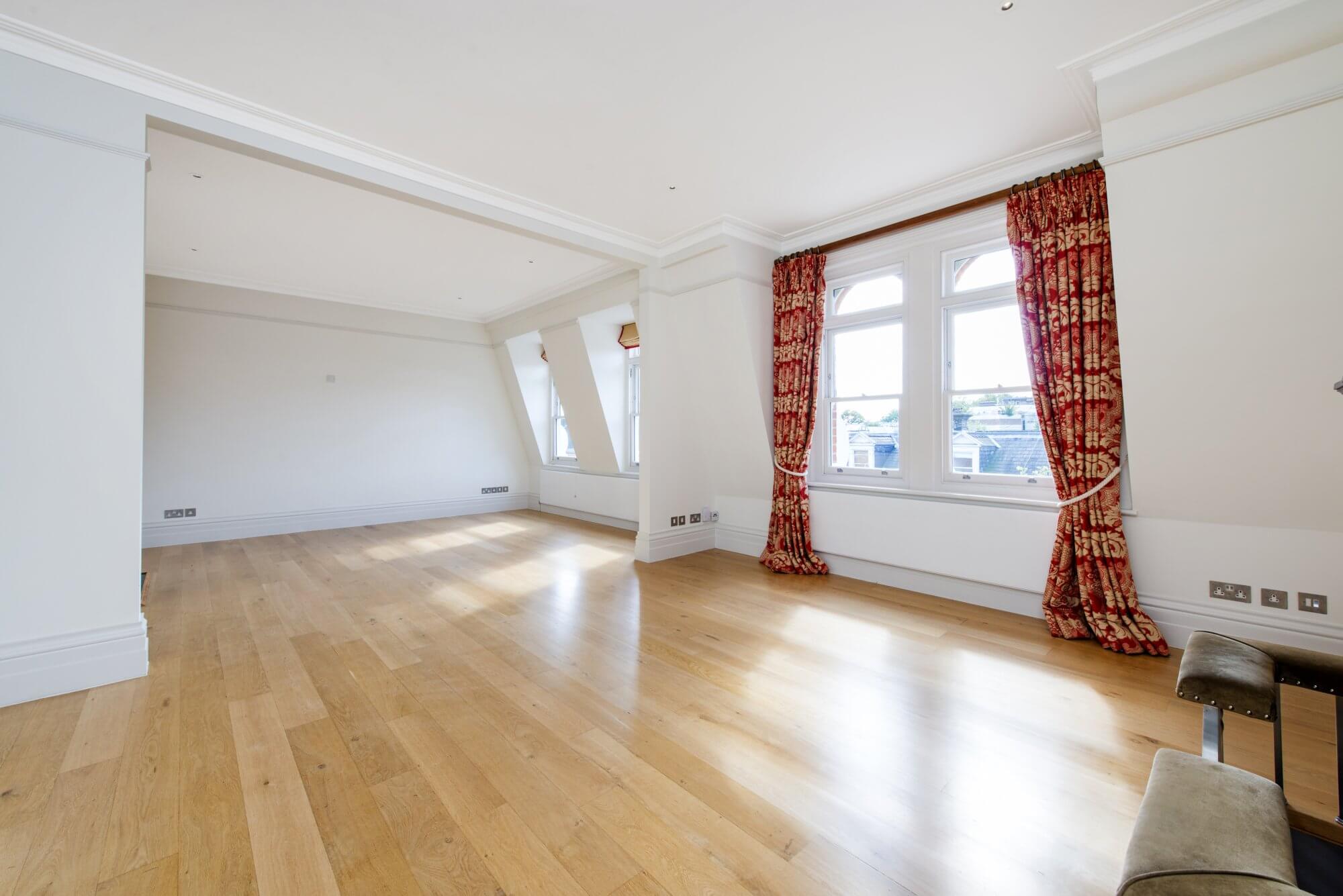 Flat Holland Park Gardens in Greater London
